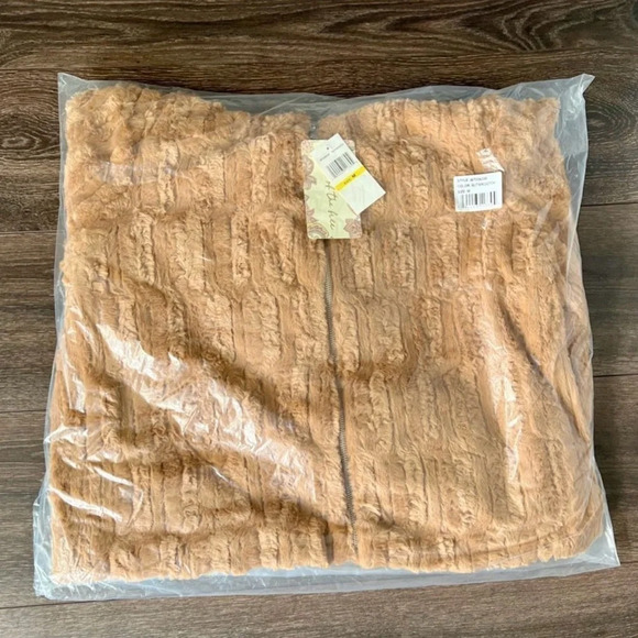 Band of the Free Angel Faux Fur Hooded Jacket in Butterscotch. Size Medium. NWT! - Picture 8 of 9